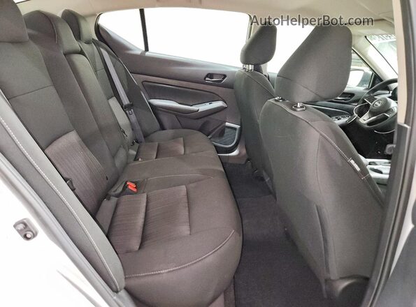 1N4BL4DV5TN319260 2026 NISSAN ALTIMA Silver Widok tylnych siedzeń