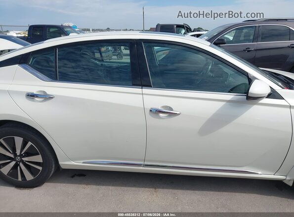 1N4BL4DV6LC224329 2020 NISSAN ALTIMA White Widok wnętrza z tyłu