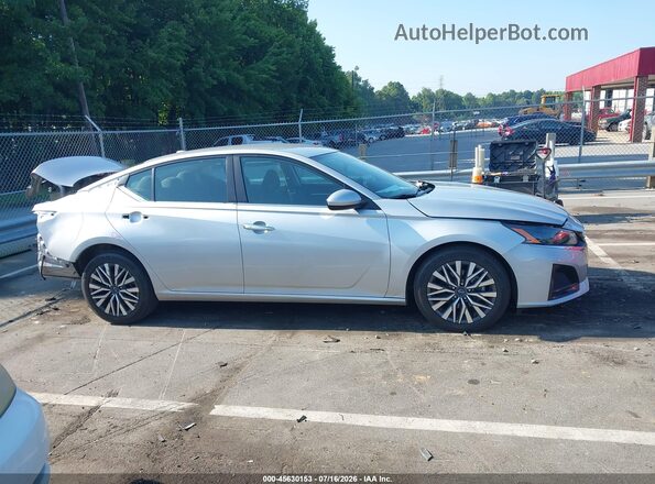 1N4BL4DV7PN366795 2023 NISSAN ALTIMA Silver Vista interior trasera