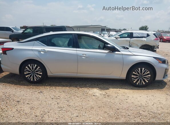 1N4BL4DV8SN366507 2025 NISSAN ALTIMA Silver Widok wnętrza z tyłu
