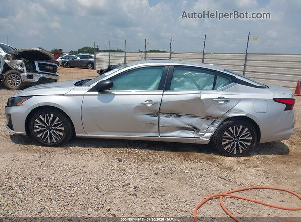 1N4BL4DV8SN366507 2025 NISSAN ALTIMA Silver Widok wnętrza 360 stopni