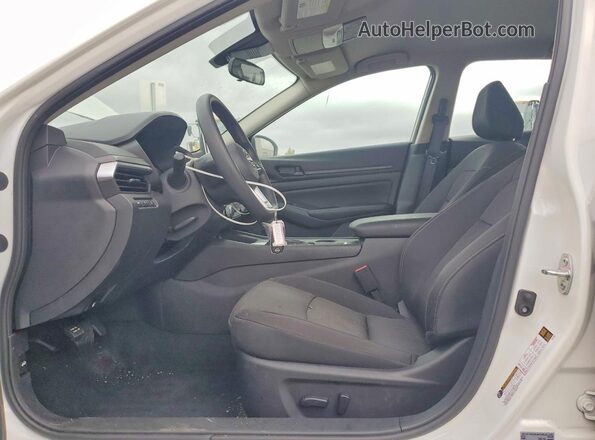 1N4BL4DVXTN322140 2026 NISSAN ALTIMA White Вид салону спереду