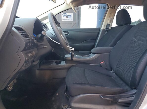 1N4BZ0CP9HC311269 2017 NISSAN LEAF Серебряный Вид салона спереди