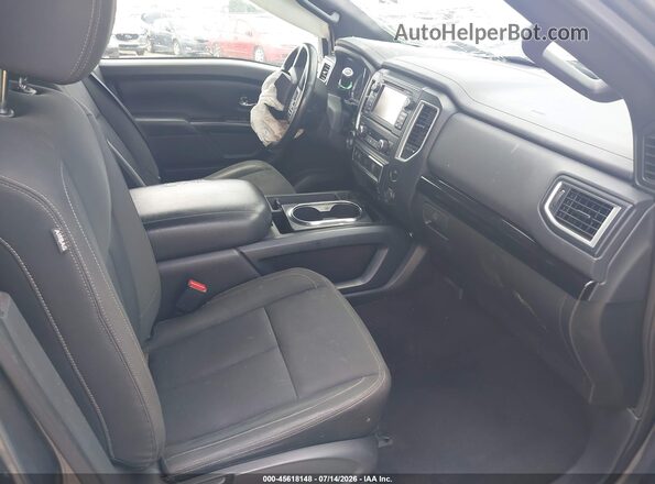 1N6AA1E60JN528661 2018 NISSAN TITAN Серый Вид салона спереди