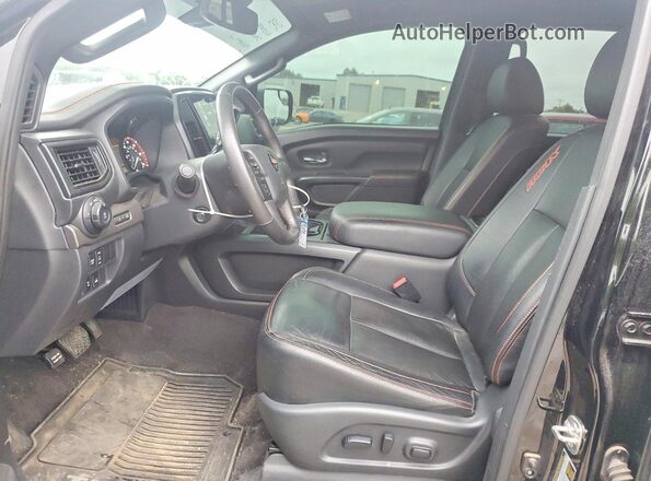 1N6AA1ED2MN533976 2021 NISSAN TITAN Черный Вид салона спереди