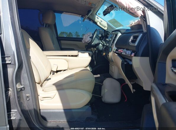 1N6BA1F38HN565864 2017 NISSAN TITAN XD Серебряный Вид салона спереди