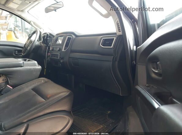 1N6BA1F3XHN513698 2017 NISSAN TITAN XD Черный Вид салона спереди