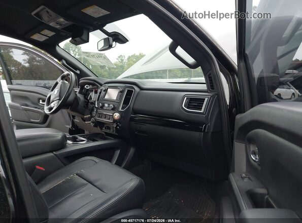 1N6BA1F40JN520285 2018 NISSAN TITAN XD Black Вид салону спереду