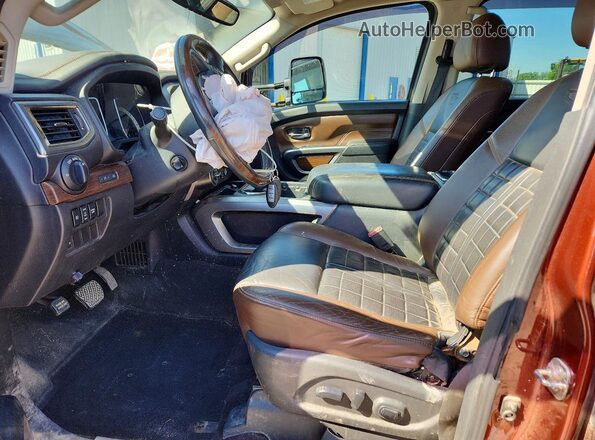 1N6BA1F42GN507076 2016 NISSAN TITAN Коричневый Вид салона спереди