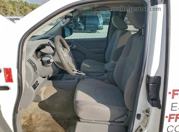 1N6BD0CT2HN777035 2017 NISSAN FRONTIER Белый Вид салона спереди