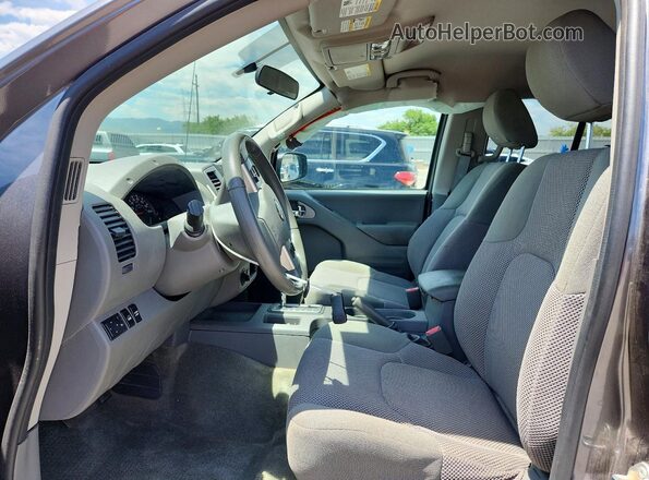 1N6DD0EV9JN705262 2018 NISSAN FRONTIER Gray Вид салону спереду