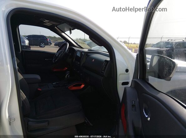 1N6ED1EK2PN671738 2023 NISSAN FRONTIER Белый Вид салона спереди