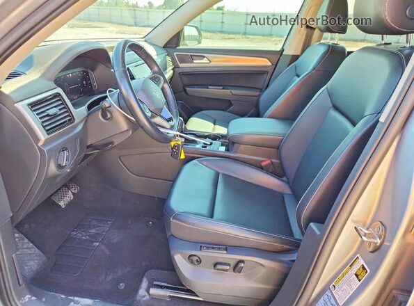 1V2BR2CAXMC504296 2021 VOLKSWAGEN ATLAS Серебряный Вид салона спереди