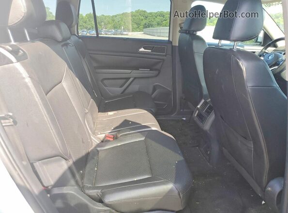 1V2CR2CA6JC562065 2018 VOLKSWAGEN ATLAS White Vista interior trasera