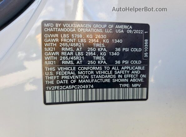 1V2FE2CA5PC204974 2023 VOLKSWAGEN ATLAS White Widok naklejki z numerem VIN
