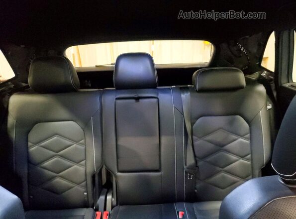 1V2HE2CA5RC232429 2024 VOLKSWAGEN ATLAS Silver Rear seats view