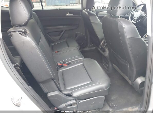 1V2KR2CA7JC573443 2018 VOLKSWAGEN ATLAS Silver Widok naklejki z numerem VIN