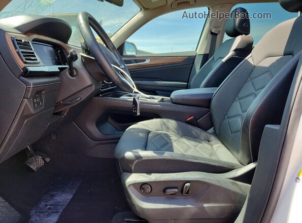 1V2KR2CA8RC538244 2024 VOLKSWAGEN ATLAS White Вид салону спереду