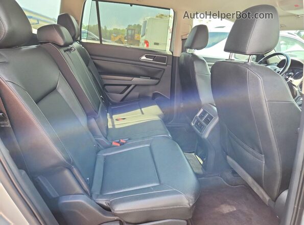 1V2LR2CA6JC501055 2018 VOLKSWAGEN ATLAS Silver Widok tylnych siedzeń