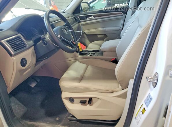 1V2LR2CA8JC539001 2018 VOLKSWAGEN ATLAS White Вид салону спереду