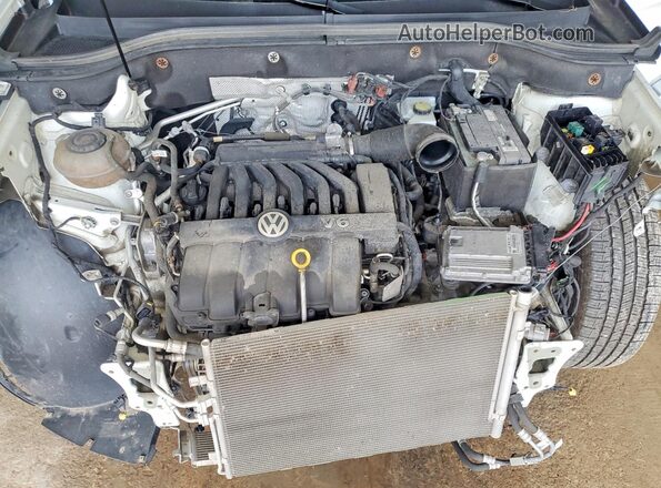 1V2LR2CAXJC579712 2018 VOLKSWAGEN ATLAS White Widok komory silnika
