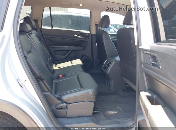 1V2MR2CA3JC561721 2018 VOLKSWAGEN ATLAS Silver Widok naklejki z numerem VIN