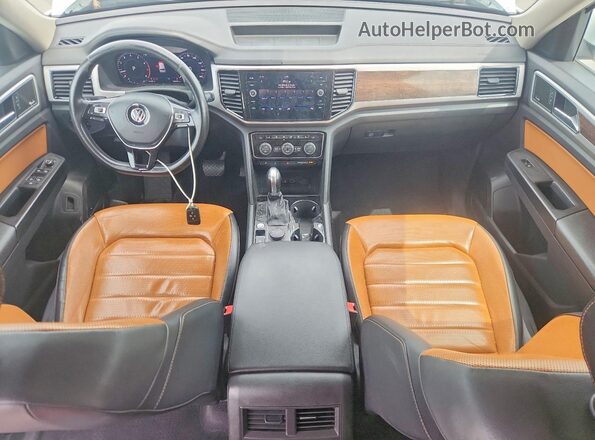 1V2NR2CA0JC558005 2018 VOLKSWAGEN ATLAS White Вид панелі приладів