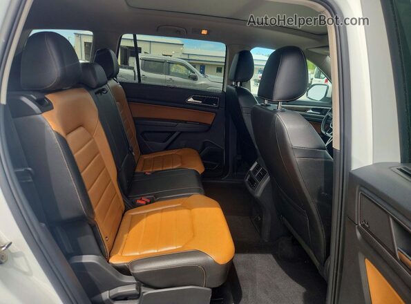 1V2NR2CA0JC558005 2018 VOLKSWAGEN ATLAS White Вид задньої частини салону
