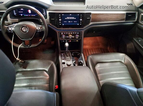 1V2NR2CA7KC561002 2019 VOLKSWAGEN ATLAS Silver Widok deski rozdzielczej