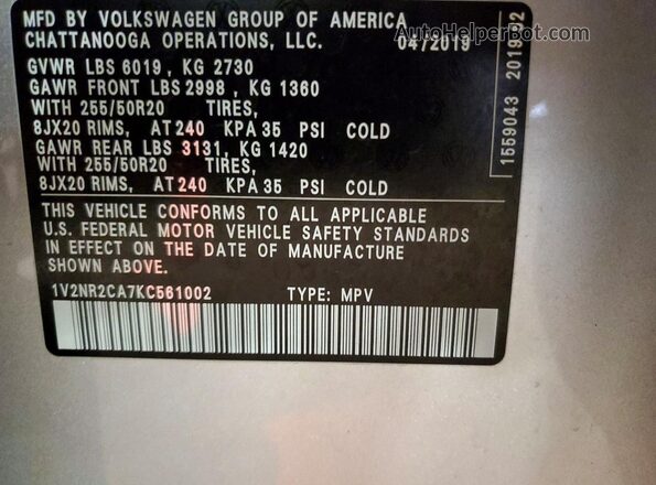 1V2NR2CA7KC561002 2019 VOLKSWAGEN ATLAS Silver Widok naklejki z numerem VIN