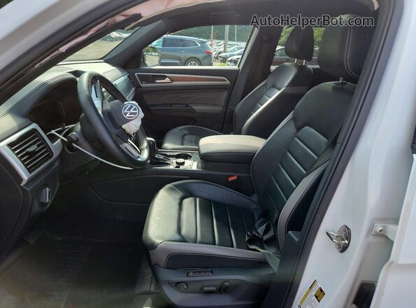 1V2TE2CA4MC211607 2021 VOLKSWAGEN ATLAS White Вид салону спереду