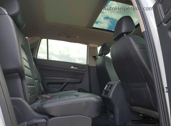 1V2TR2CA2JC575752 2018 VOLKSWAGEN ATLAS White Widok wnętrza z tyłu