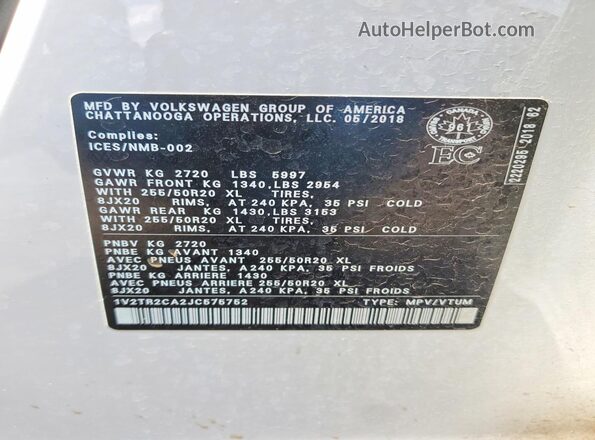 1V2TR2CA2JC575752 2018 VOLKSWAGEN ATLAS White Widok naklejki z numerem VIN