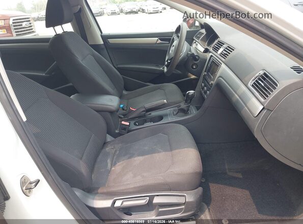 1VWAT7A31GC062722 2016 VOLKSWAGEN PASSAT White Front interior view