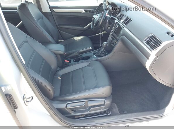 1VWAT7A32GC061689 2016 VOLKSWAGEN PASSAT Серебряный Вид салона спереди