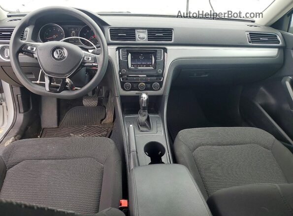 1VWAT7A33HC059399 2017 VOLKSWAGEN PASSAT Silver Widok deski rozdzielczej