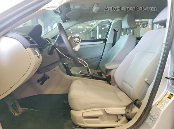 1VWAT7A35HC050073 2017 VOLKSWAGEN PASSAT Silver Front interior view