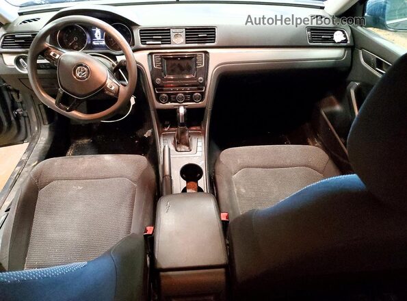 1VWAT7A37HC052486 2017 VOLKSWAGEN PASSAT Silver Widok deski rozdzielczej