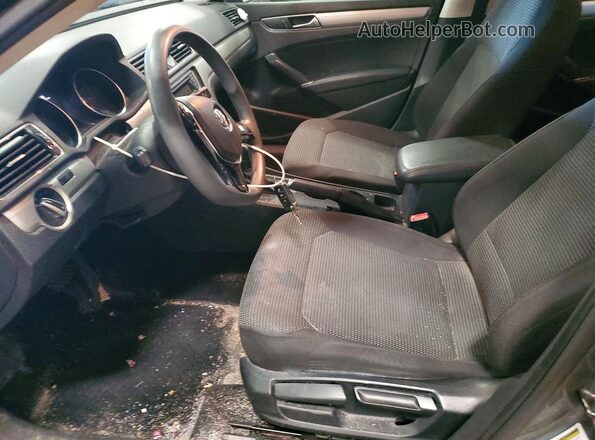 1VWAT7A37HC052486 2017 VOLKSWAGEN PASSAT Silver Widok wnętrza z przodu