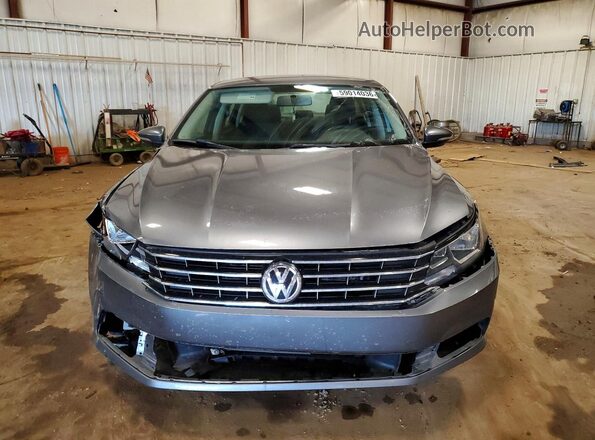 1VWAT7A37HC052486 2017 VOLKSWAGEN PASSAT Silver Widok z przodu