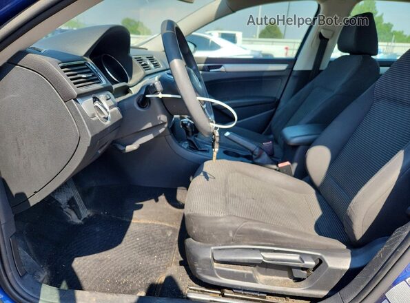 1VWAT7A38HC054750 2017 VOLKSWAGEN PASSAT Blue Front interior view