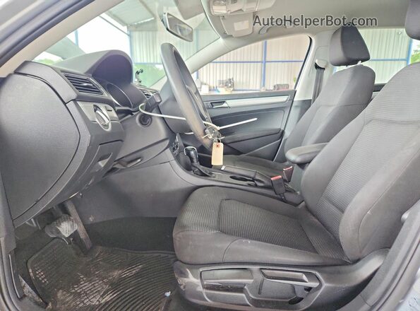 1VWAT7A38HC072701 2017 VOLKSWAGEN PASSAT Silver Вид салону спереду