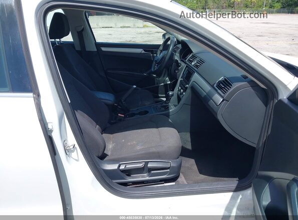 1VWAT7A39GC010187 2016 VOLKSWAGEN PASSAT White Front interior view