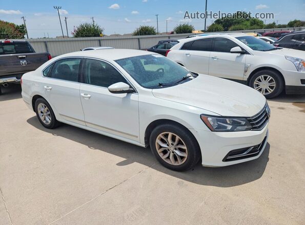 1VWAT7A39GC056795 2016 VOLKSWAGEN PASSAT White Front right