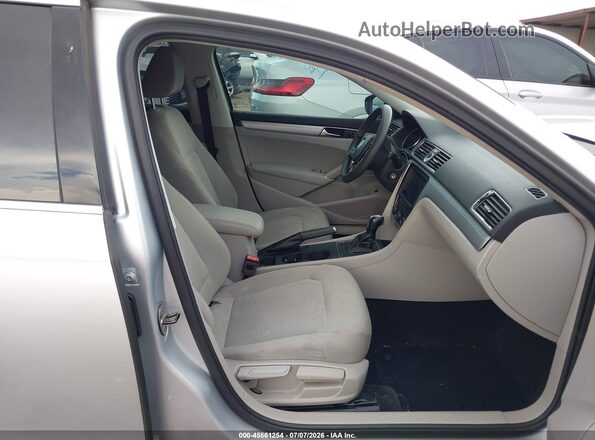 1VWAT7A39HC053025 2017 VOLKSWAGEN PASSAT Silver Вид салону спереду