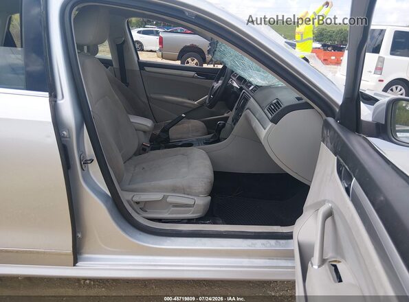 1VWAT7A3XHC050957 2017 VOLKSWAGEN PASSAT Gray Front interior view