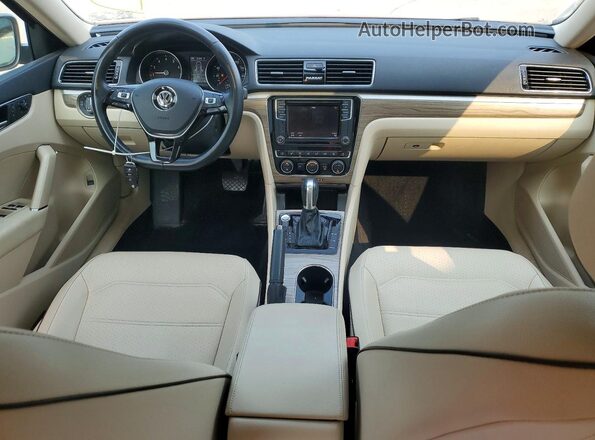 1VWBA7A30JC020561 2018 VOLKSWAGEN PASSAT Maroon Widok deski rozdzielczej