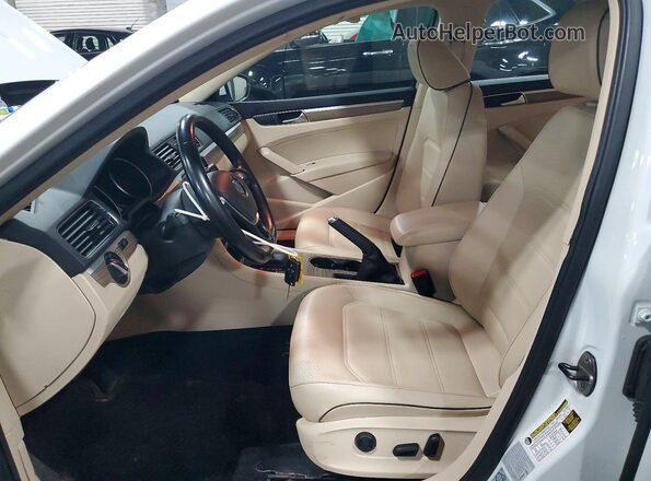1VWBA7A31JC001730 2018 VOLKSWAGEN PASSAT White Вид салону спереду