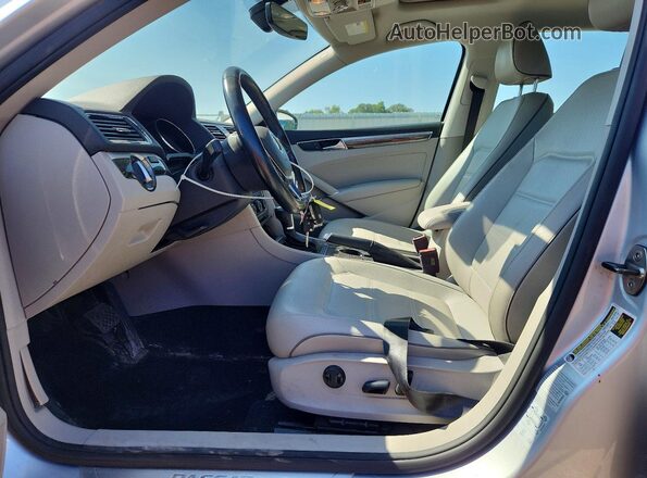 1VWBA7A34JC008204 2018 VOLKSWAGEN PASSAT Серебряный Вид салона спереди