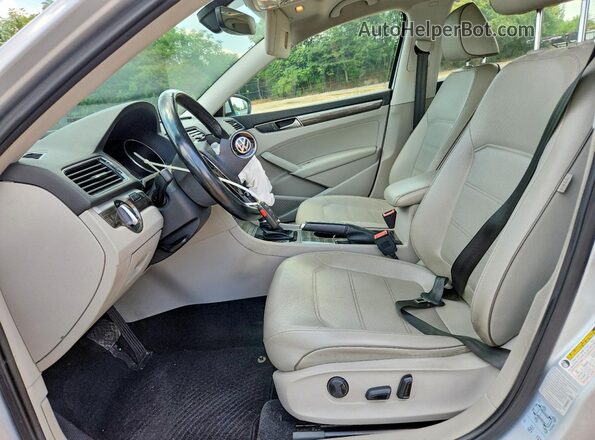 1VWBS7A37GC062876 2016 VOLKSWAGEN PASSAT Серебряный Вид салона спереди